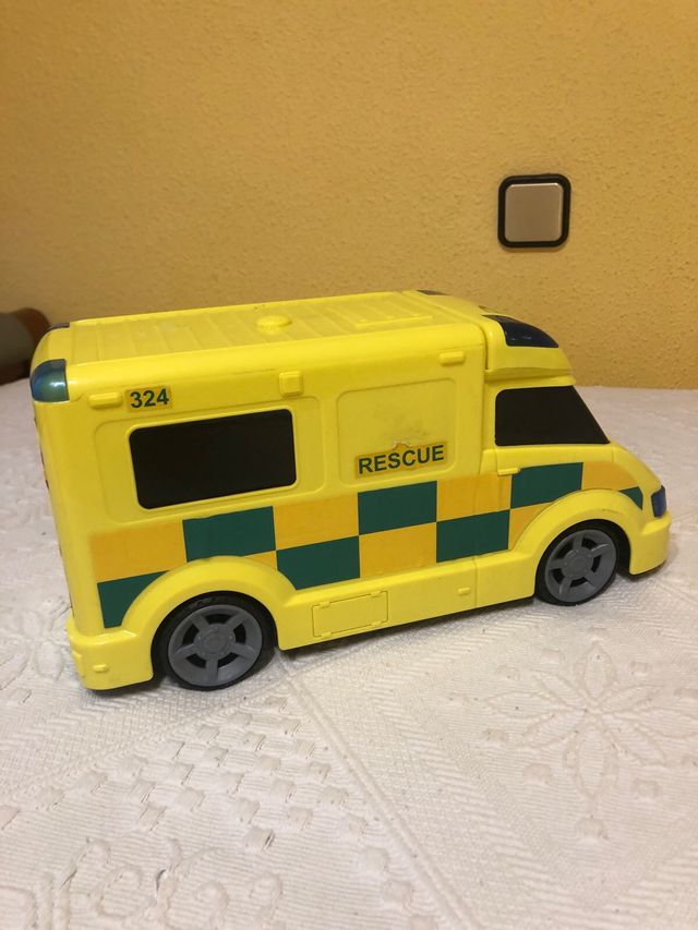 Ambulancia de juguete amarilla
