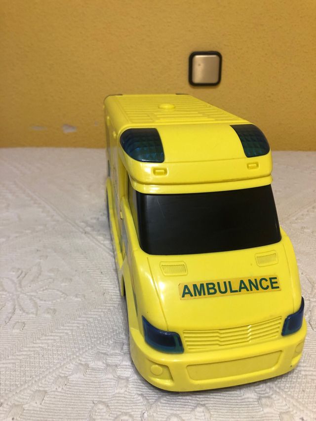 Ambulancia de juguete amarilla
