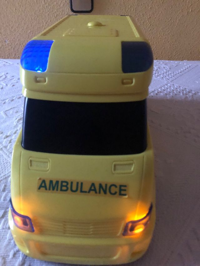 Ambulancia de juguete amarilla
