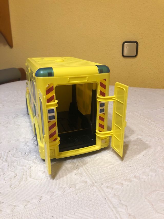 Ambulancia de juguete amarilla