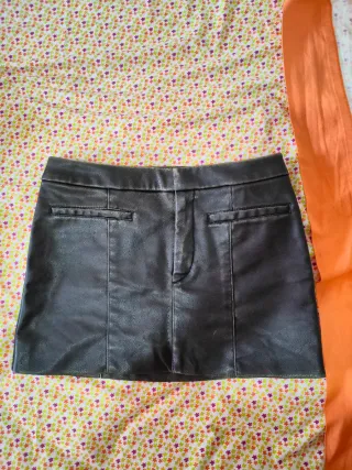 Falda Zara efecto piel marrón desgastado