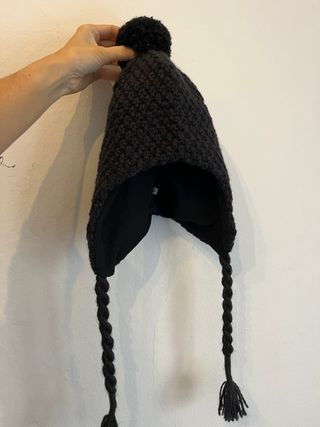 Gorro polar con orejeras y pompón