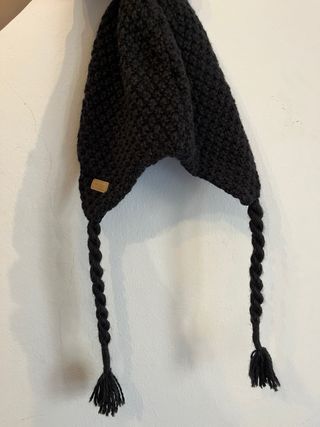 Gorro polar con orejeras y pompón