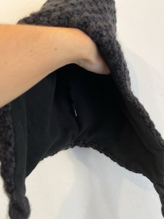 Gorro polar con orejeras y pompón