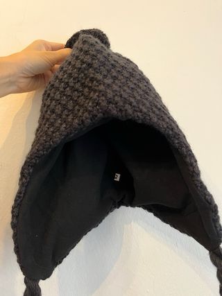Gorro polar con orejeras y pompón