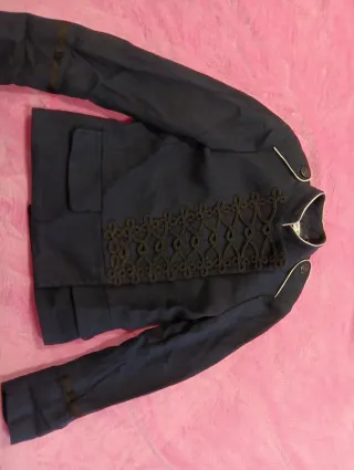 Chaqueta militar azul con adornos