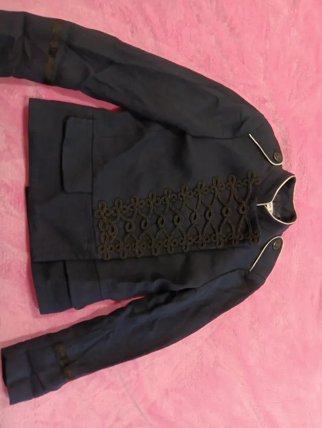 Chaqueta militar azul con adornos