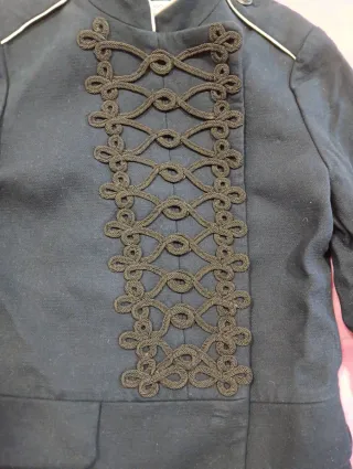 Chaqueta militar azul con adornos