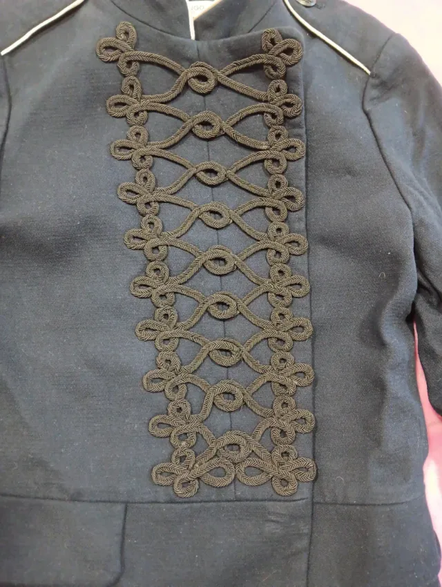 Chaqueta militar azul con adornos