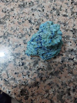 Pezzi di lava dell'Etna e cristalli d'azzurrite