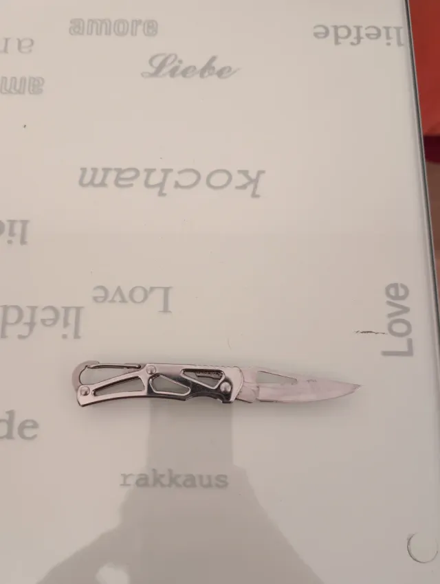 Navaja multiusos con mosquetón