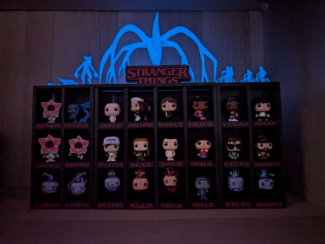 Espositore Stranger Things che brilla al buio