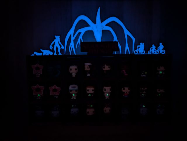 Espositore Stranger Things che brilla al buio