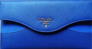 Cartera Prada Azul y Dorada