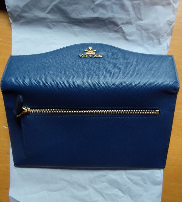 Cartera Prada Azul y Dorada