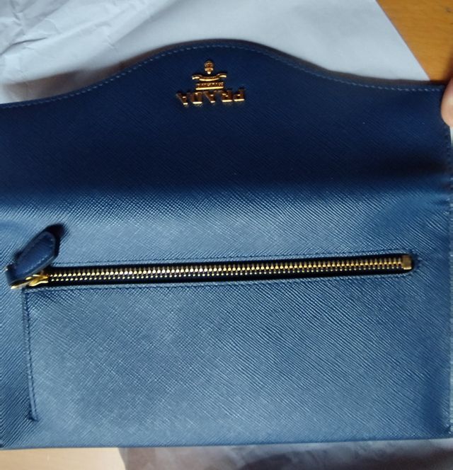 Cartera Prada Azul y Dorada
