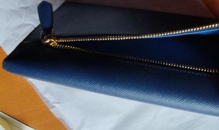 Cartera Prada Azul y Dorada