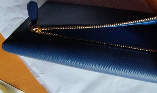 Cartera Prada Azul y Dorada