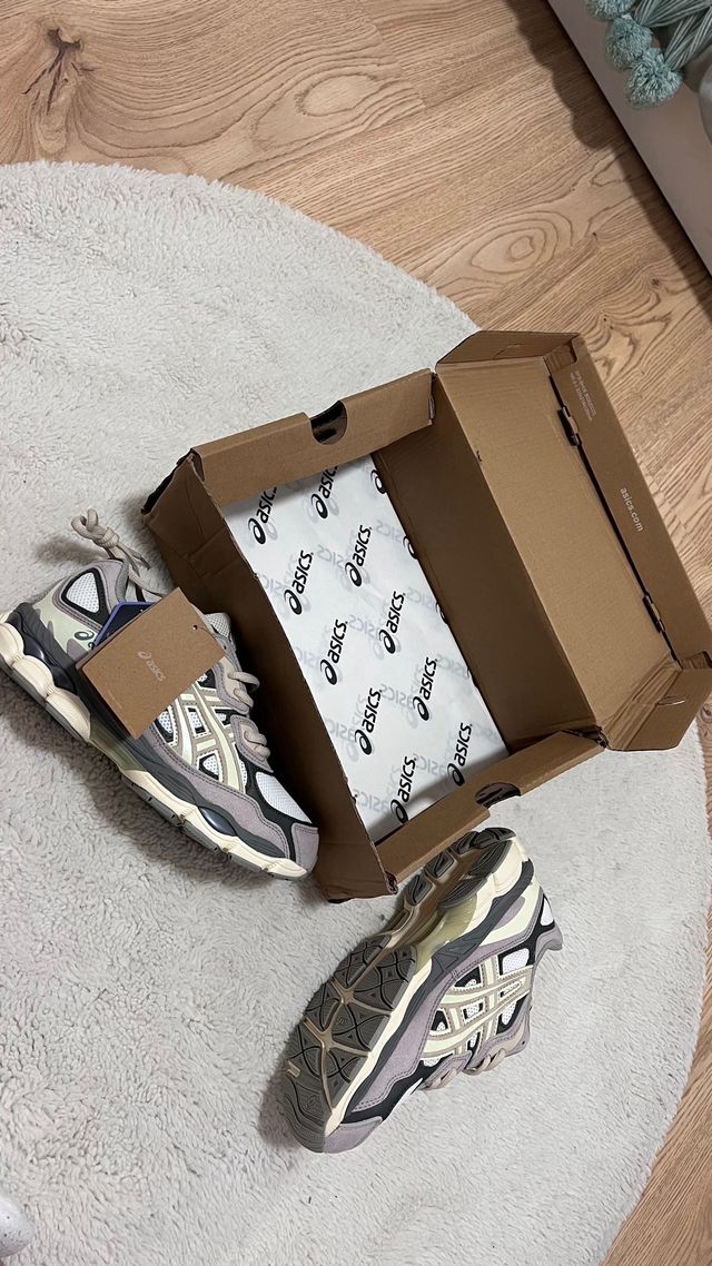 Zapatillas Asics Beige y Gris 40