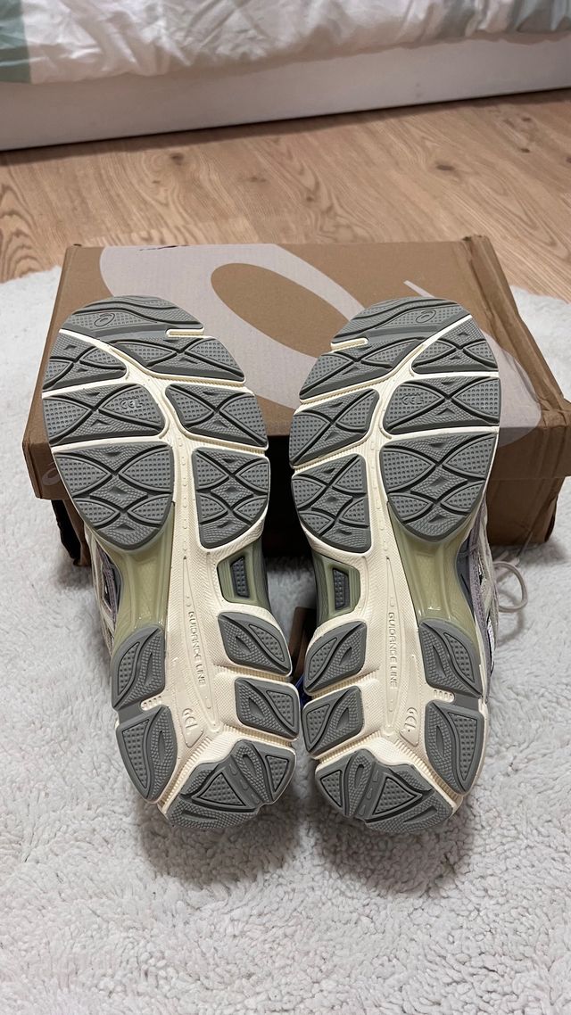 Zapatillas Asics Beige y Gris 40