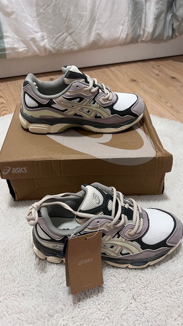 Zapatillas Asics Beige y Gris 40