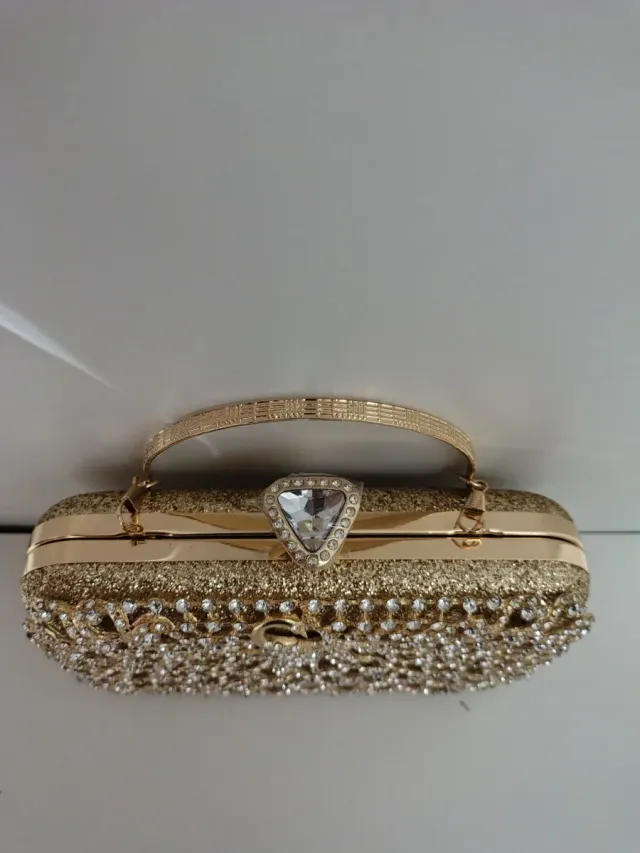 Bolso de fiesta dorado con pedrería