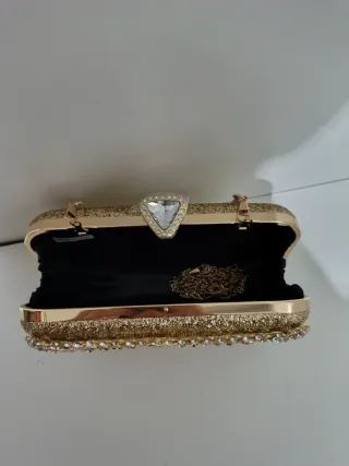 Bolso de fiesta dorado con pedrería