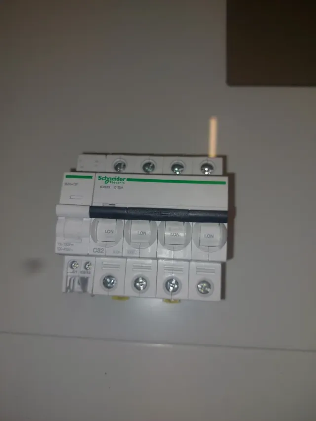 Magnetotérmico Schneider Electric C32A