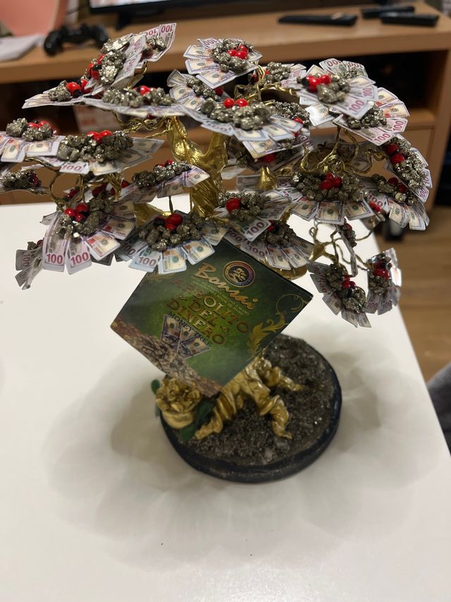 Árbol de la abundancia dorado con billetes y pirit