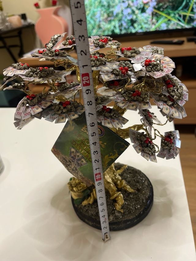 Árbol de la abundancia dorado con billetes y pirit