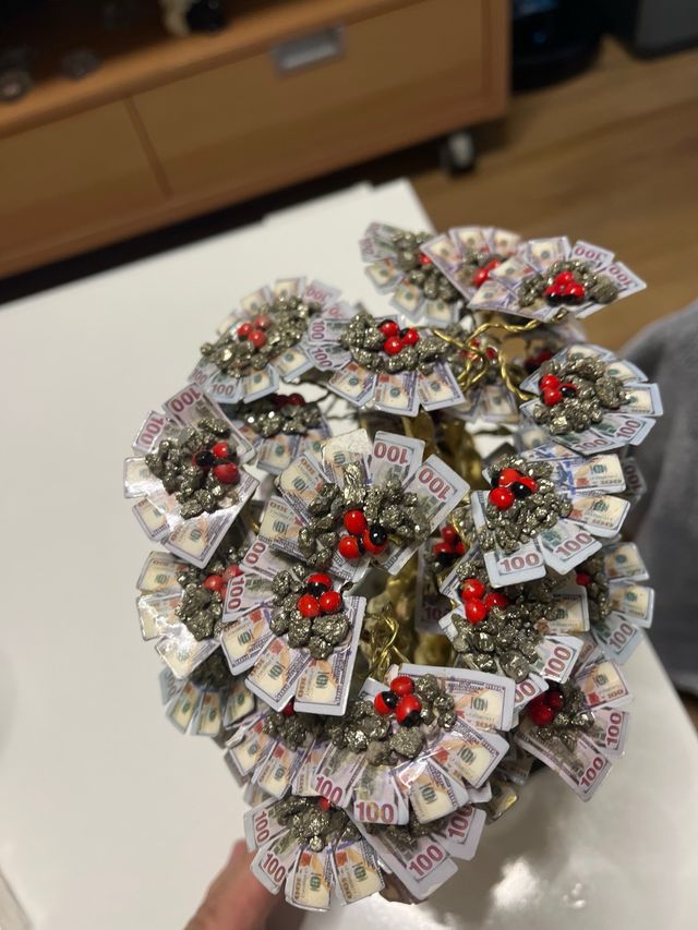 Árbol de la abundancia dorado con billetes y pirit