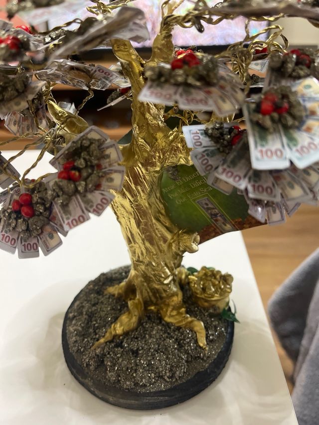 Árbol de la abundancia dorado con billetes y pirit