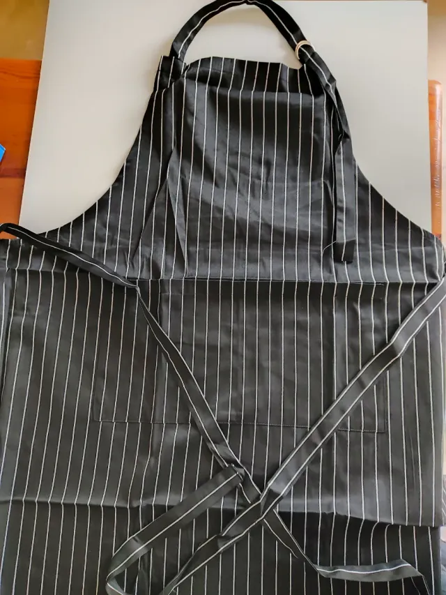 Delantal negro con rayas blancas