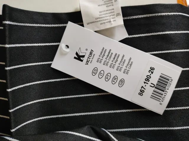 Delantal negro con rayas blancas