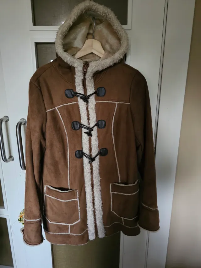 Abrigo tipo trenca marrón con capucha