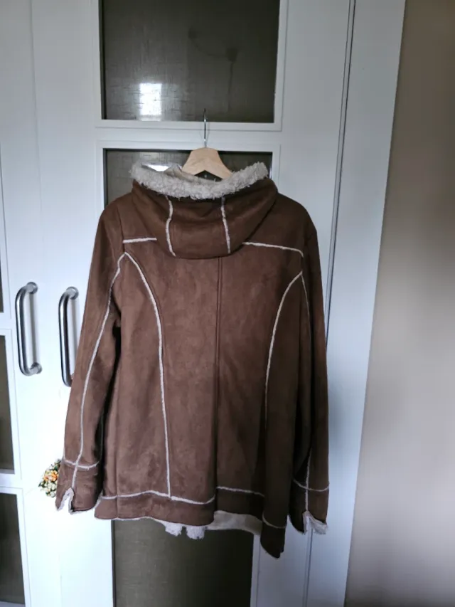 Abrigo tipo trenca marrón con capucha