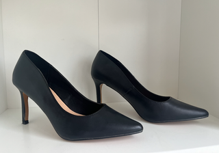 Zapatos de salón negros elegantes tacón fino