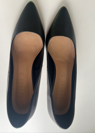 Zapatos de salón negros elegantes tacón fino