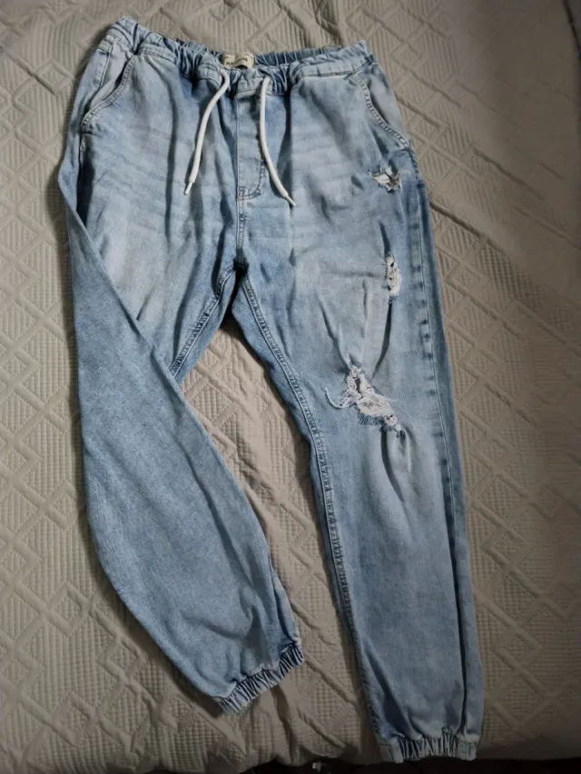 Pantalón vaquero desgastado con cordón