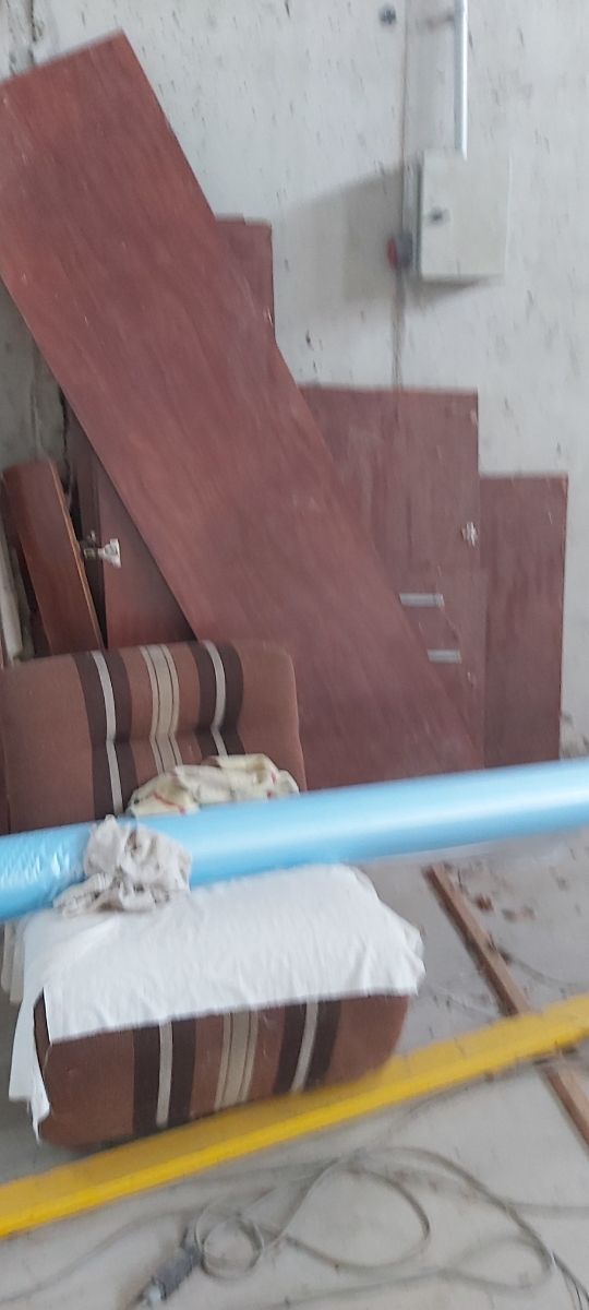 Armario para montar y 2 butacas