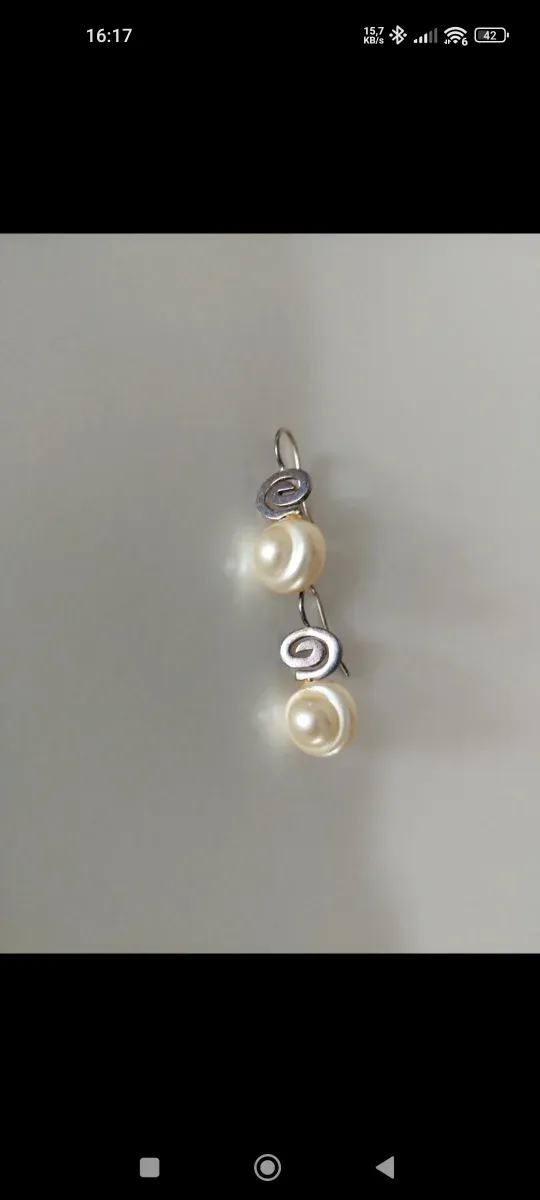 Brincos de pérolas e prata