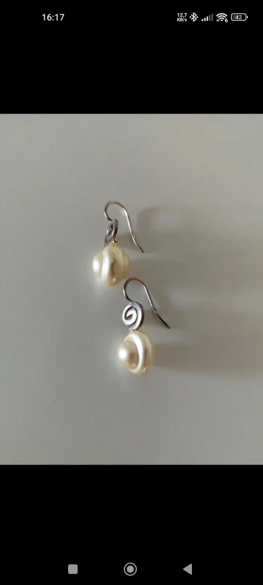Brincos de pérolas e prata