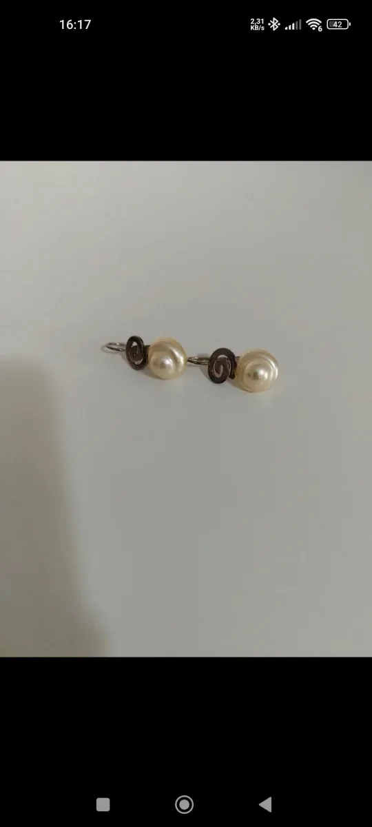 Brincos de pérolas e prata