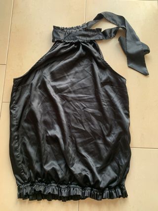 Camisa negra satinada con lazada