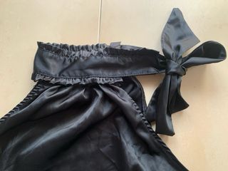 Camisa negra satinada con lazada