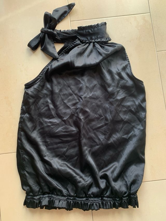 Camisa negra satinada con lazada