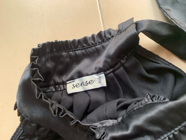 Camisa negra satinada con lazada