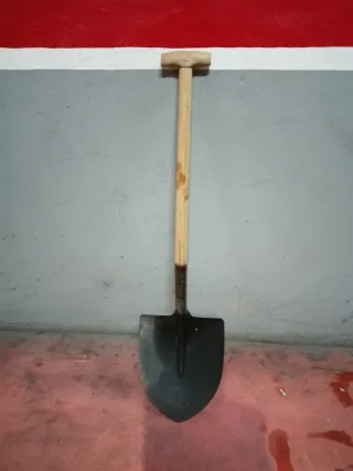 Pala de jardín con mango de madera