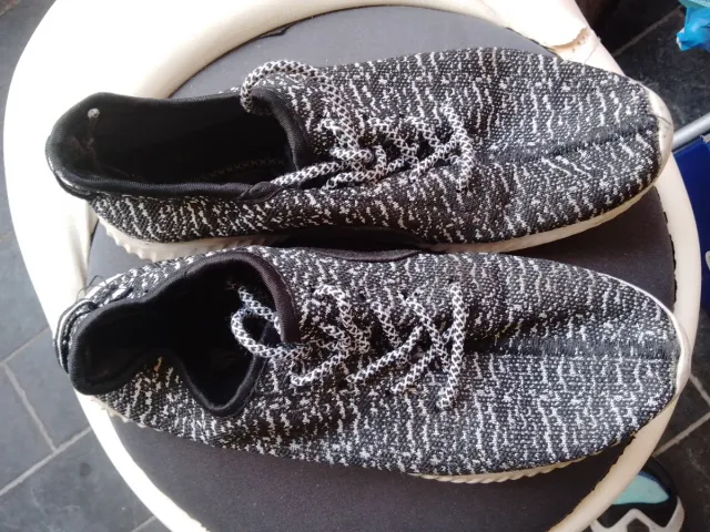 Scarpe sportive nere e bianche