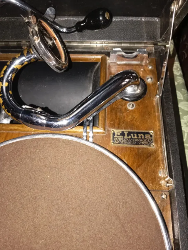 Lote de 2 gramófonos antiguos